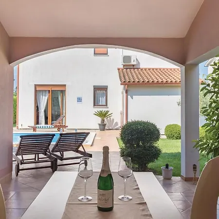 Holiday home Stunning In With Kitchen