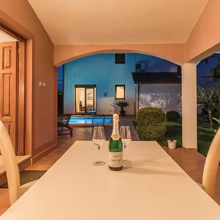 Holiday home Stunning In With Kitchen *